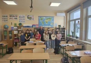 Uczniowie klasy 3 z policjantem