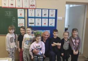 Uczniowie Oddziału Przedszkolnego z policjantem