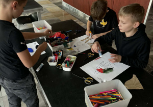 Uczniowie podczas warsztatów w teatrze.