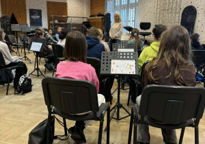 Uczniowie słuchający prelekcji.