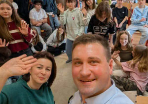 Uczniowie podczas spotkania ze strażakiem