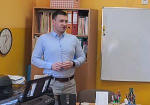 Strażak opowiada dzieciom o swoim zawodzie