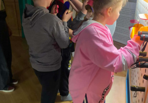 Uczniowie podczas eksperymentów i zwiedzania