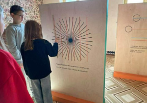 Uczennica rozwiązuje zagadki logiczne.