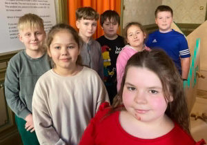 Uczniowie klasy trzeciej podczas pozują do fotografii