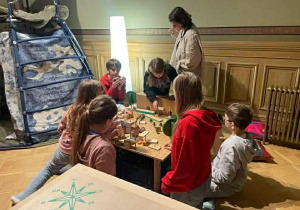 Uczniowie klasy trzeciej tworząkonstrukcję z klocków