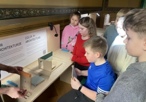 Uczniowie podczas warsztatów tworzą własną architekturę 3D