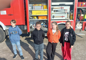 Dzieci przy wozie strażackim podczas zawodów