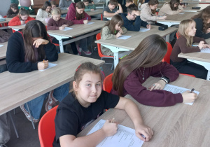 Uczniowie podczas części pisemnej konkursu