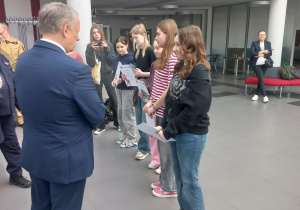 Uczniowie w oczekiwaniu na rozdanie nagród i dyplomów podczas konkursu pożarniczego