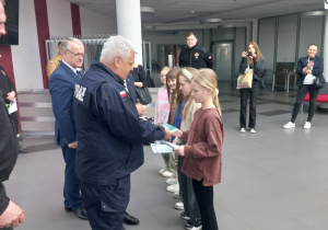 Uczniowie odbierający nagrody podczas konkursu Młodzież zapobiega pożarom