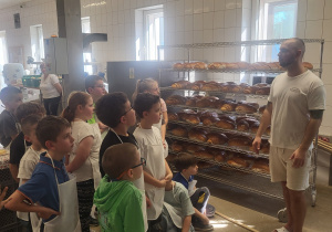 Dzieci słuchają opowieści piekarza