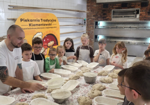 Dzieci podczas warsztaów pieczenia chleba