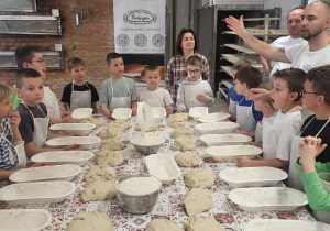 Uczniowie wyrabiają swoje cisto na chleb