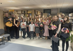 Wszyscy uczestnicy wieczorku poetyckiego, którzy prezentowali wiersze pozują do fotografii