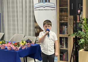 Uczeń klasy 2 prezentuje wiersz