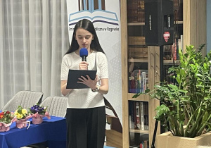 Uczennica klasy 7 prezentuje wiersz