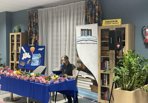 Uczennica klasy 5 prezentuje wiersz podczas wieczorku poetyckiego