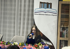 Uczennica klasy 7 prezentuje wiersz podczas wieczorku poetyckiego.