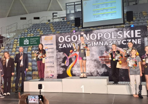 Nasza uczennica prezentująca puchar na podium