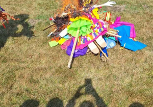 Dzieci obserwują proces palenia Marzanny