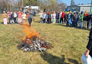 Dzieci obserwują proces palenia Marzanny