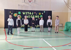 Uczniowie podczas występu artystycznego na sali gimnastycznej