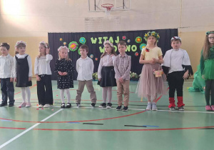 Uczniowie podczas występu artystycznego na sali gimnastycznej