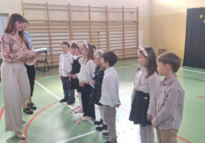 drektor placówki wręcza upominki dzieciom