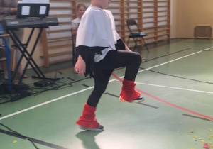 Chłopiec przebrany za bociana podczas przedstawienia