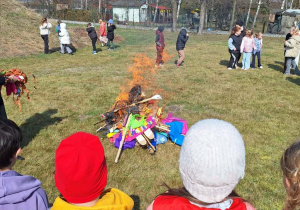 Dzieci obserwują proces palenia Marzanny