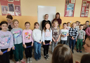 Uczestnicy konkursu odbierają upominki