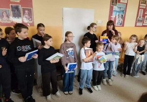 Nagrodzeni uczniowie podczas wręczania nagród