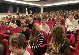 Uczniowie w oczekiwaniu na spektakl e teatrze im. Stefana Jaracza w Łodzi