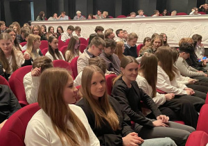 Uczniowie w oczekiwaniu na spektakl e teatrze im. Stefana Jaracza w Łodzi