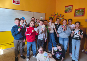 uczniowie klasy 4b z własnoręcznie zrobionymi monetami z okazji Global Money Week 2026