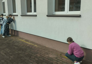 Uczniowie dokonują pomiarów szkoły