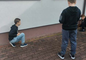 Uczniowie dokonują pomiarów szkoły