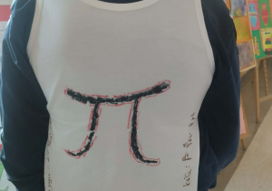 Uczeń prezentujący własnoręcznie zrobioną koszulkę z liczbą π