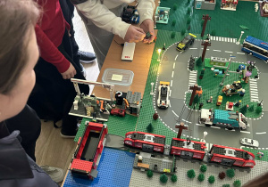 Uczniowie konstruują z klocków Lego w ramach warsztatów preorientacji zawodowej w klasie 8