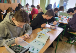 Uczniowie klasy 8 podczas warsztatów z firmy ABB