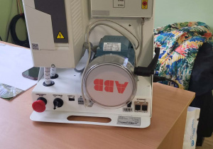 Prelegentki firmy ABB przedstawiają maszyny, które używają podczas pracy