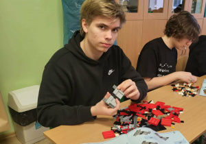 Uczniowie klasy 8 podczas warsztatów z firmy ABB