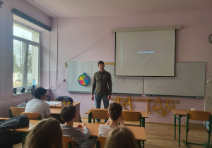 Gość opowiada o swoim doświadczeniu zawodowym uczniom klasy 7