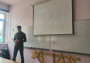 Gość opowiada o swoim doświadczeniu zawodowym uczniom klasy 7