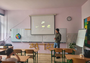 Gość opowiada o swoim doświadczeniu zawodowym uczniom klasy 7