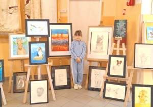 Nikola na tle swych prac plastycznych