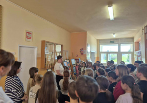Uczniowie podczas wernisażu oglądają prace Nikoli