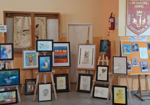 Wystawa pracy naszej Uczennicy przedstawiająca pejzaże, zwierzęta i martwą naturę