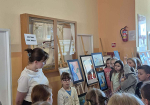 Nikola opowiada społeczności szkolnej o swojej przygodzie z malowaniem